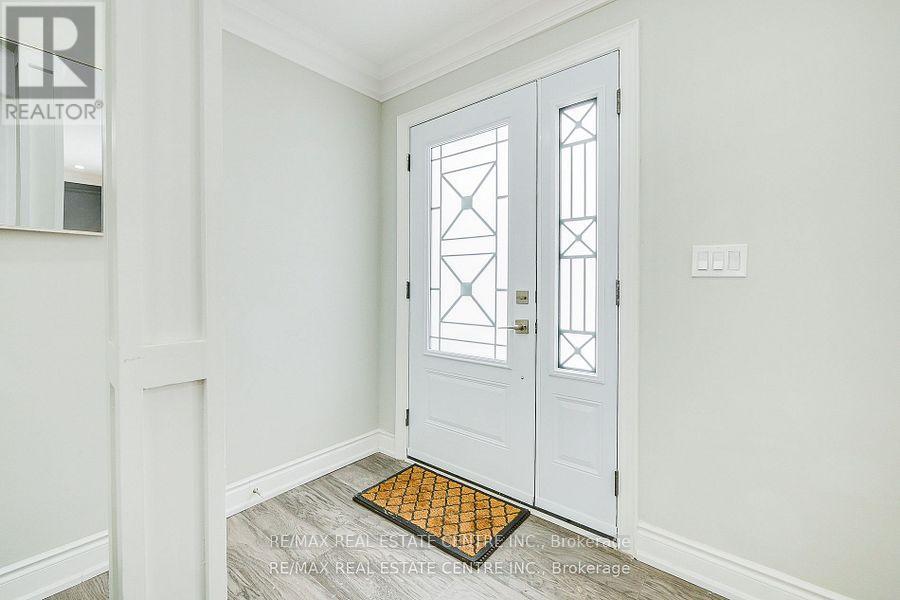 480 Valley Drive, Oakville, Ontario  L6L 4L8 - Photo 4 - W12339473