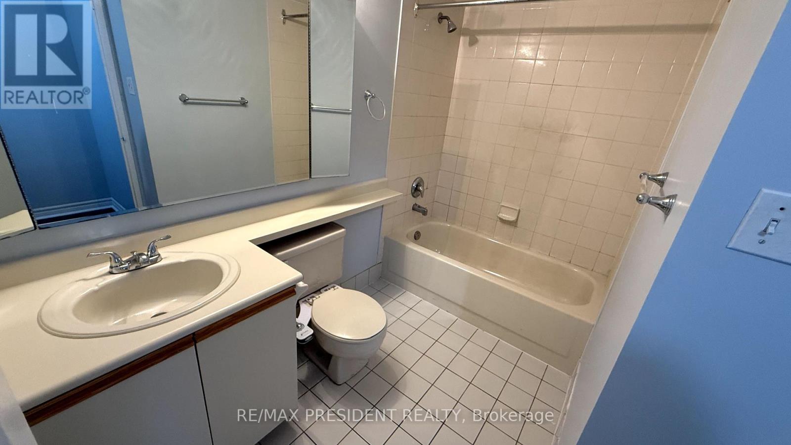 206 - 30 Malta Avenue, Brampton, Ontario  L6V 4A4 - Photo 9 - W12339674