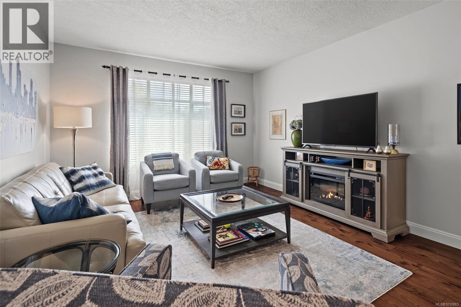 Property at 2398 Poplar Dr image 3