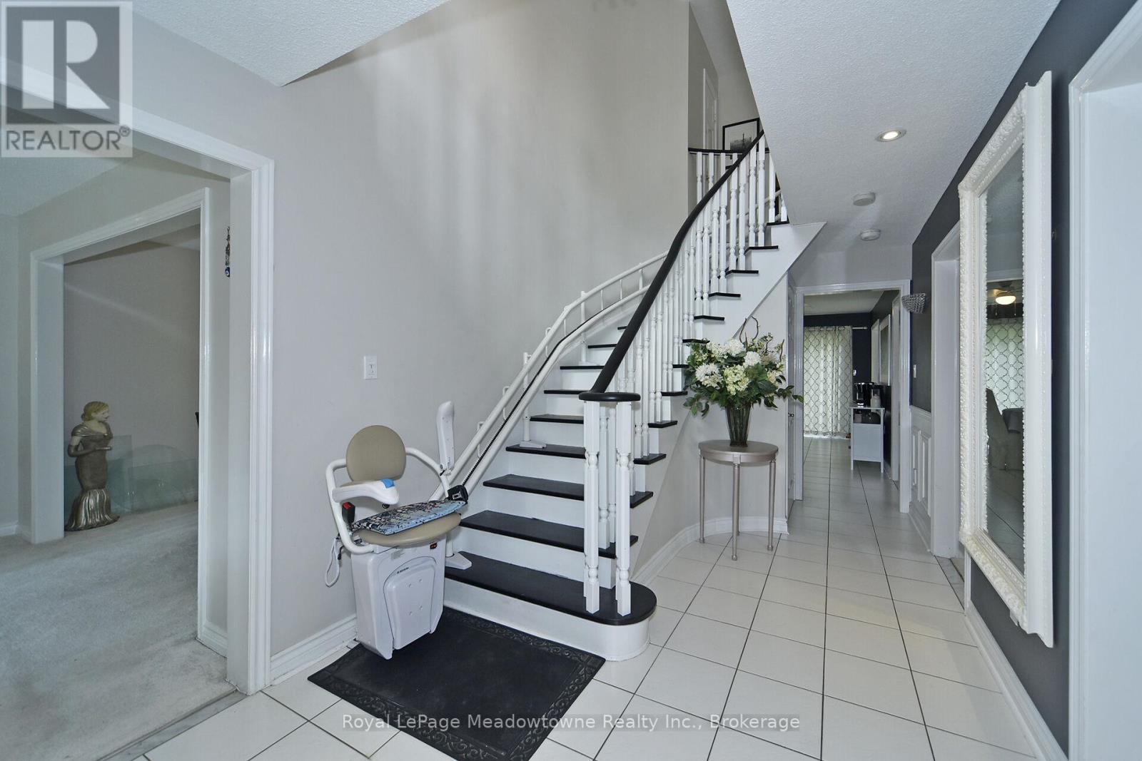 Property at 30 MILLRUN CRESCENT N image 3