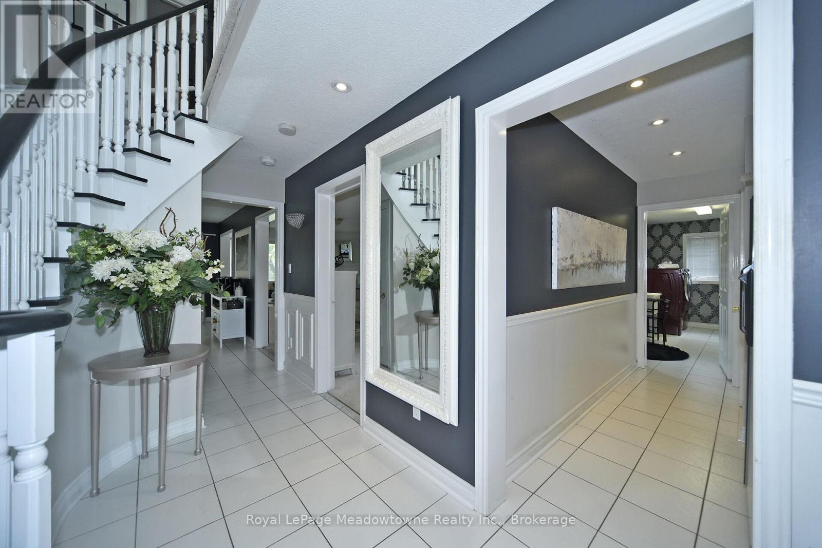 Property at 30 MILLRUN CRESCENT N image 4