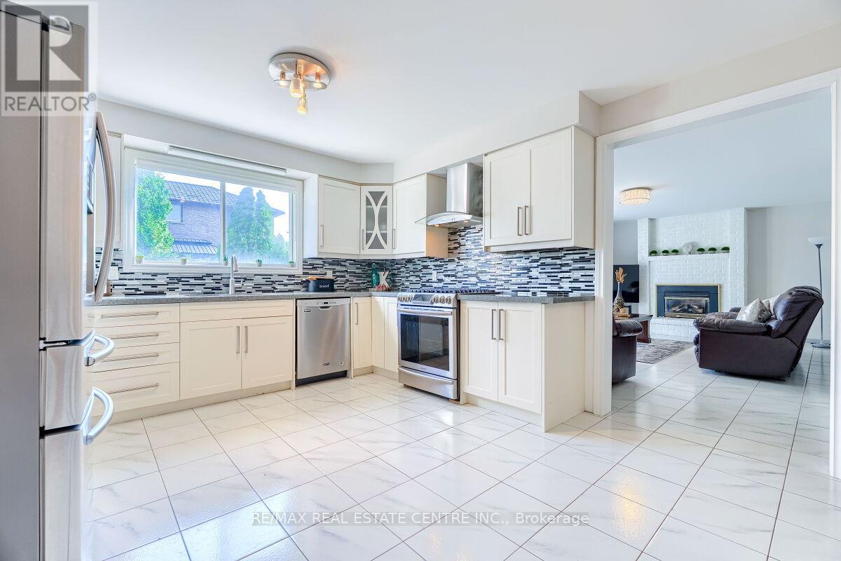 16 Vogue Court, Hamilton, Ontario  L8E 4T3 - Photo 15 - X12339851
