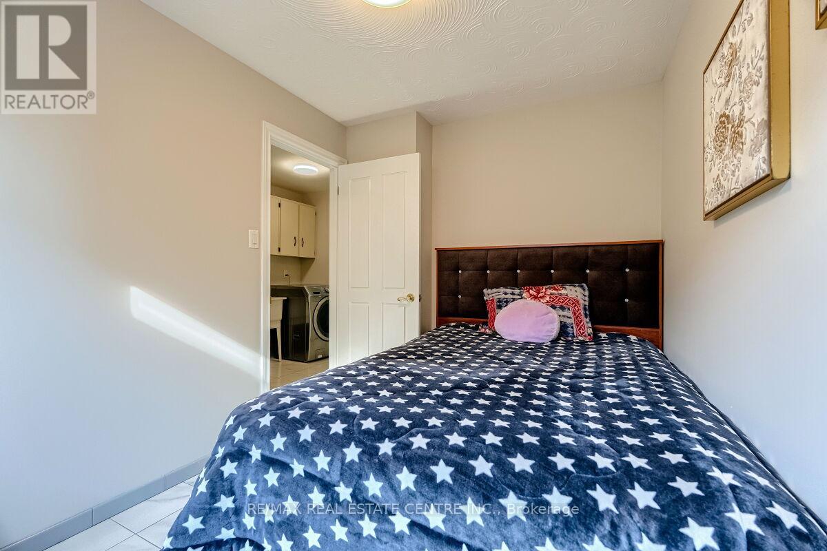 16 Vogue Court, Hamilton, Ontario  L8E 4T3 - Photo 17 - X12339851