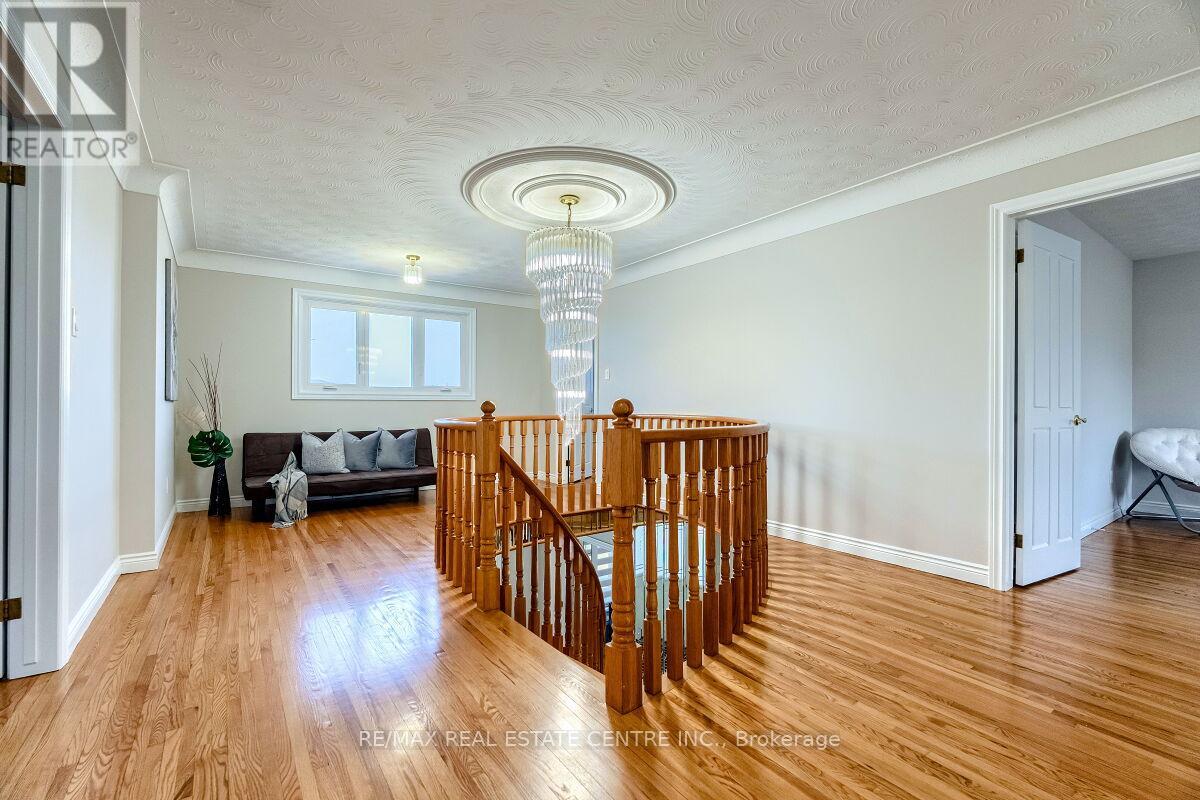 16 Vogue Court, Hamilton, Ontario  L8E 4T3 - Photo 18 - X12339851