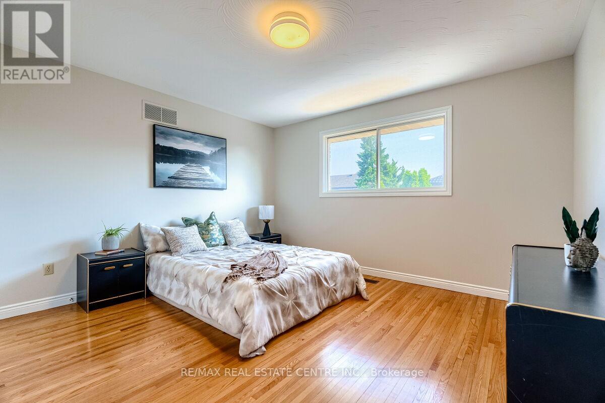 16 Vogue Court, Hamilton, Ontario  L8E 4T3 - Photo 25 - X12339851