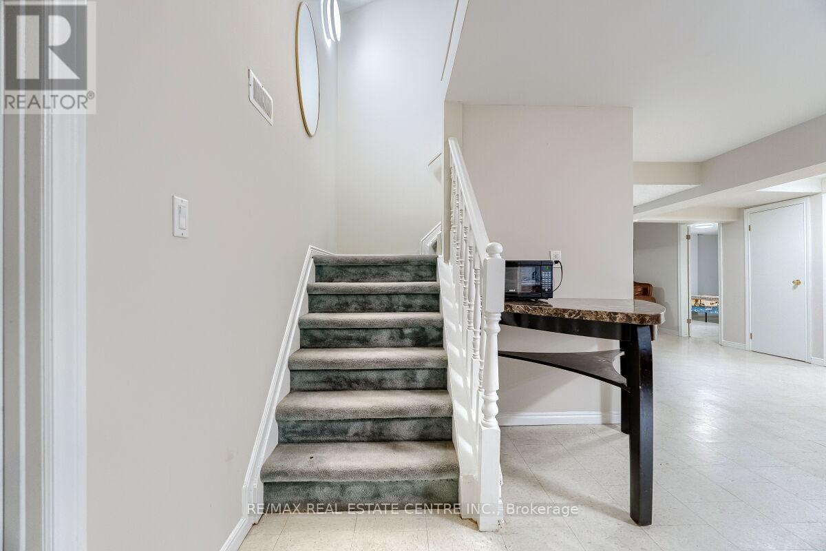 16 Vogue Court, Hamilton, Ontario  L8E 4T3 - Photo 29 - X12339851