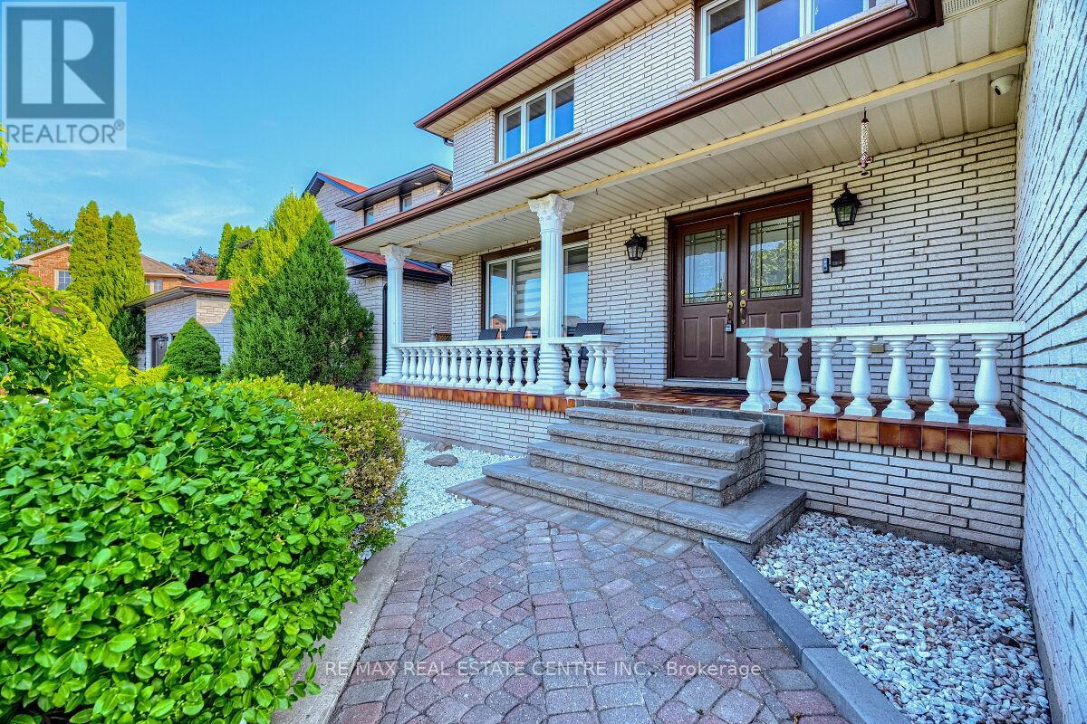 16 Vogue Court, Hamilton, Ontario  L8E 4T3 - Photo 3 - X12339851