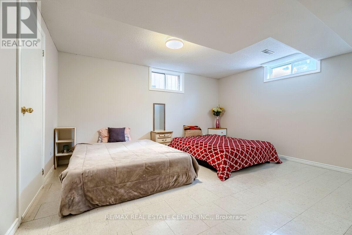 16 Vogue Court, Hamilton, Ontario  L8E 4T3 - Photo 35 - X12339851