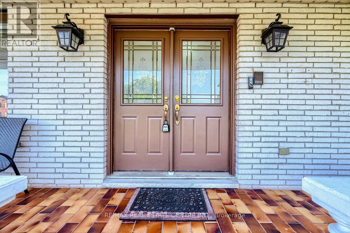 16 Vogue Court, Hamilton, Ontario  L8E 4T3 - Photo 4 - X12339851