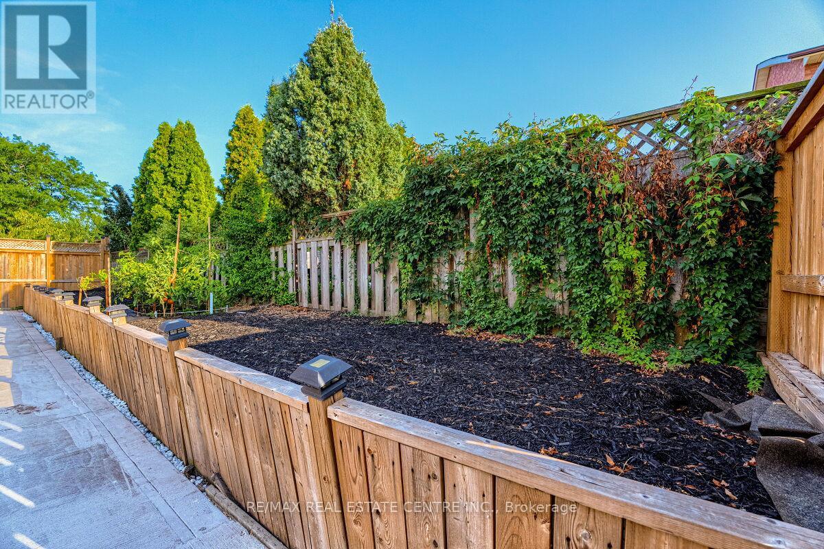 16 Vogue Court, Hamilton, Ontario  L8E 4T3 - Photo 40 - X12339851