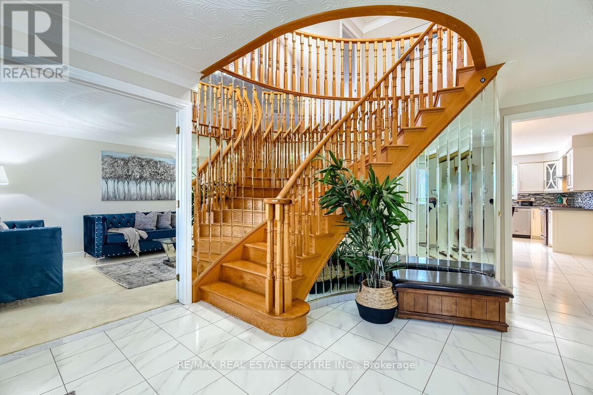 16 Vogue Court, Hamilton, Ontario  L8E 4T3 - Photo 5 - X12339851