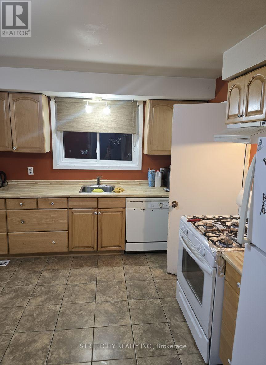 993 Osgoode Drive, London South (South Y), Ontario  N6E 1C9 - Photo 4 - X12340095