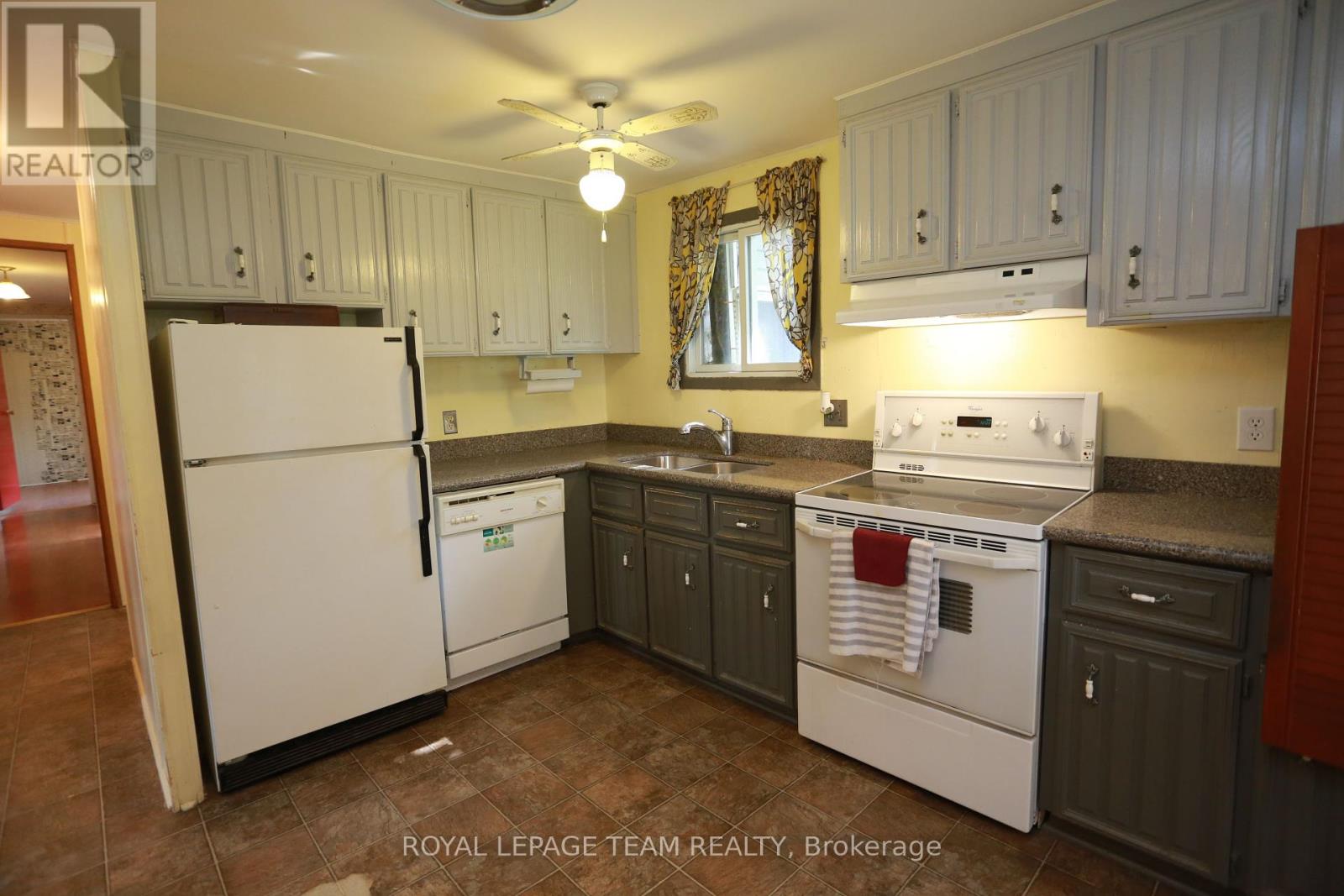 3 Fringewood Drive, Ottawa, Ontario  K2S 1T1 - Photo 11 - X12340076