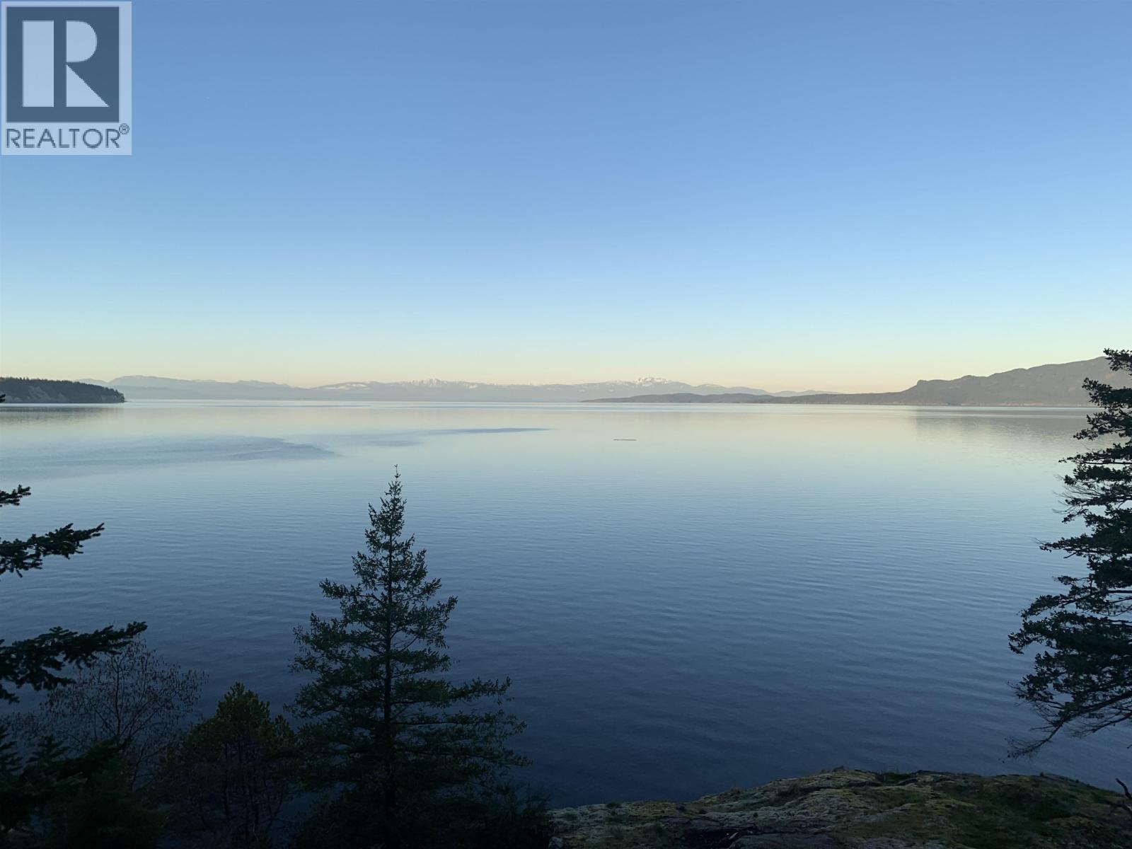 10881 Sunshine Coast Highway, Halfmoon Bay, British Columbia  V7Z 1B8 - Photo 2 - R3036253