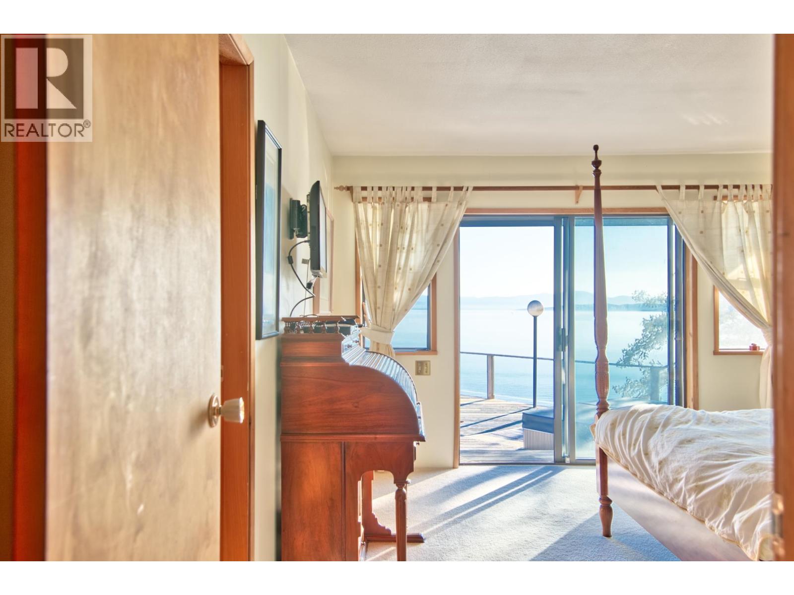 10881 Sunshine Coast Highway, Halfmoon Bay, British Columbia  V7Z 1B8 - Photo 22 - R3036253