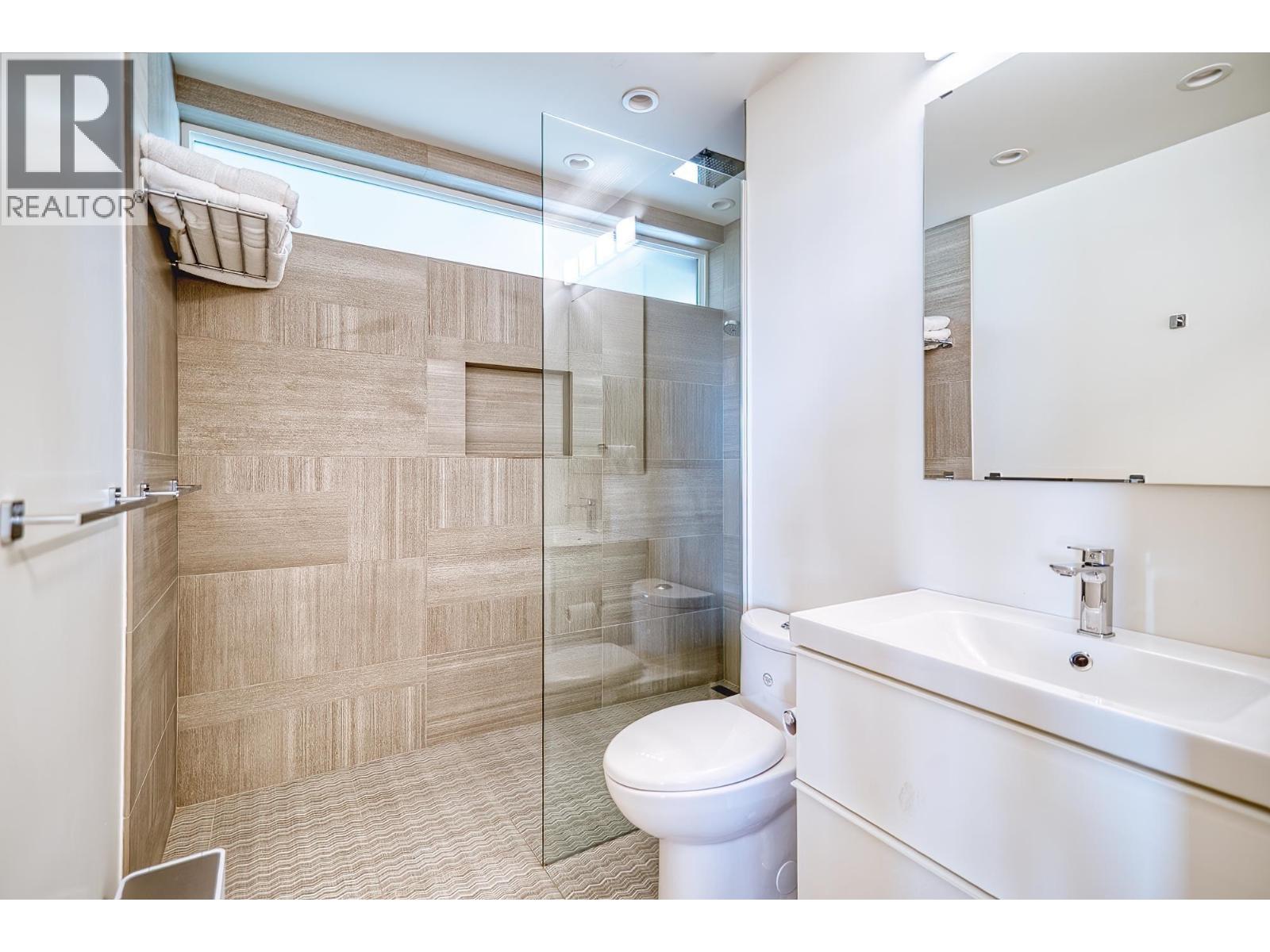 10881 Sunshine Coast Highway, Halfmoon Bay, British Columbia  V7Z 1B8 - Photo 30 - R3036253