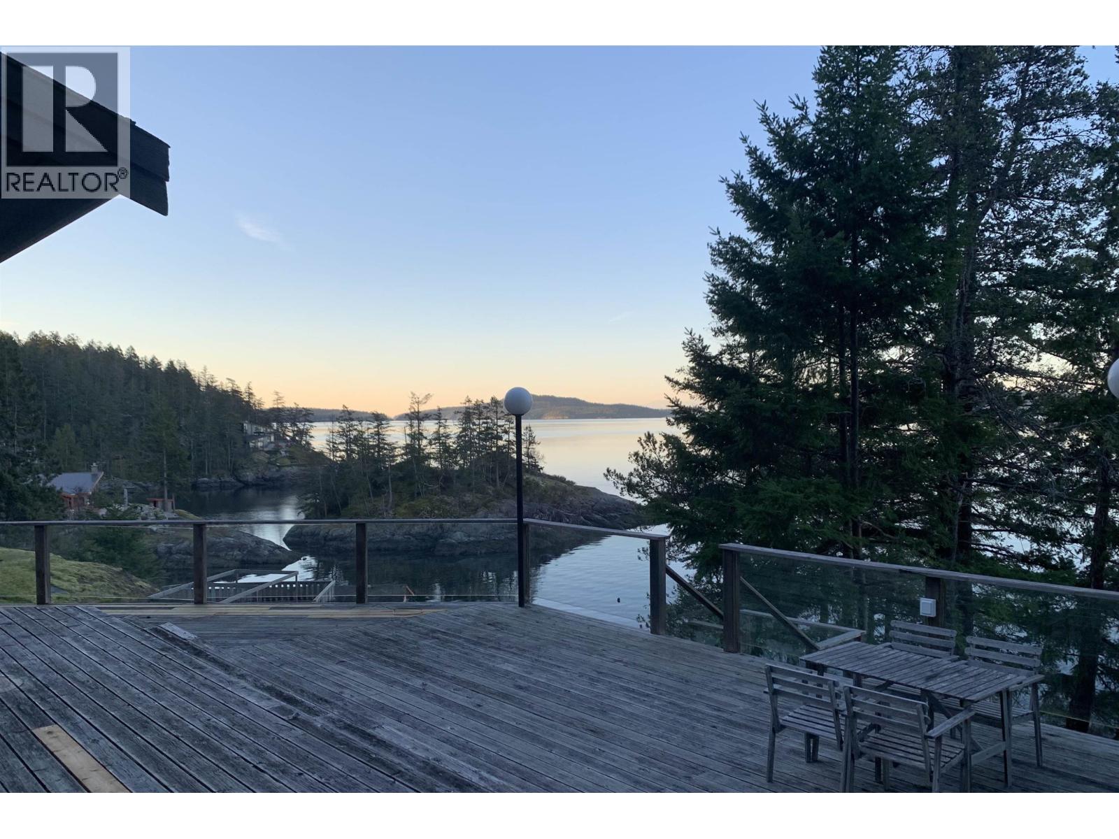 10881 Sunshine Coast Highway, Halfmoon Bay, British Columbia  V7Z 1B8 - Photo 9 - R3036253