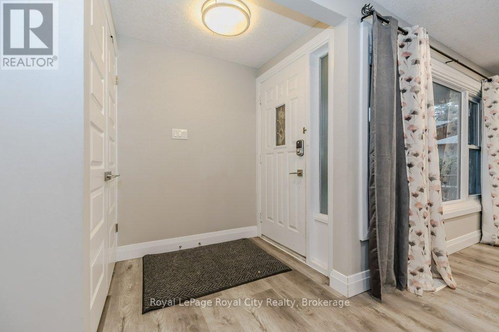 478 Pinetree Crescent, Cambridge, Ontario  N3H 4X5 - Photo 3 - X12340111