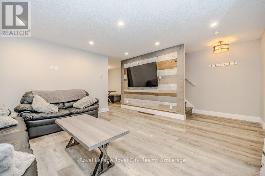 478 Pinetree Crescent, Cambridge, Ontario  N3H 4X5 - Photo 6 - X12340111