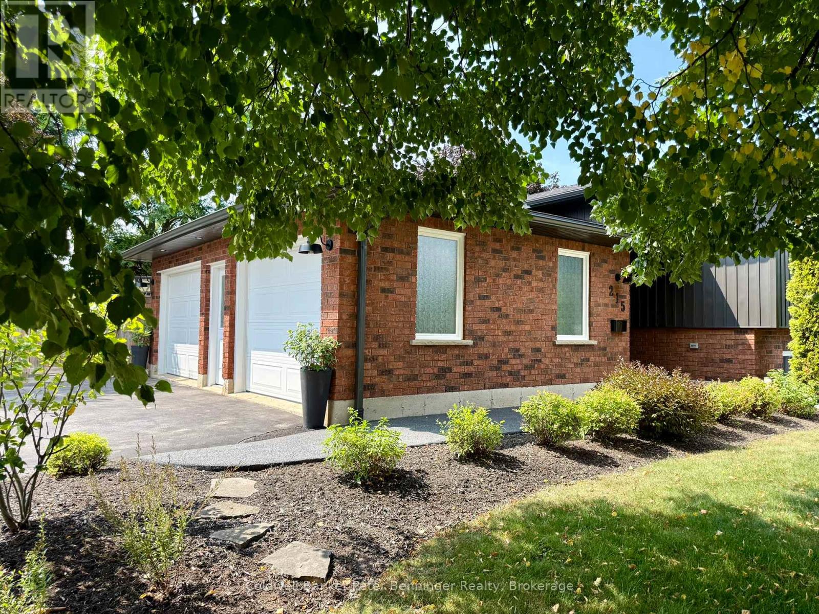 215 Thomas Street, Brockton, Ontario  N0G 2V0 - Photo 2 - X12340165