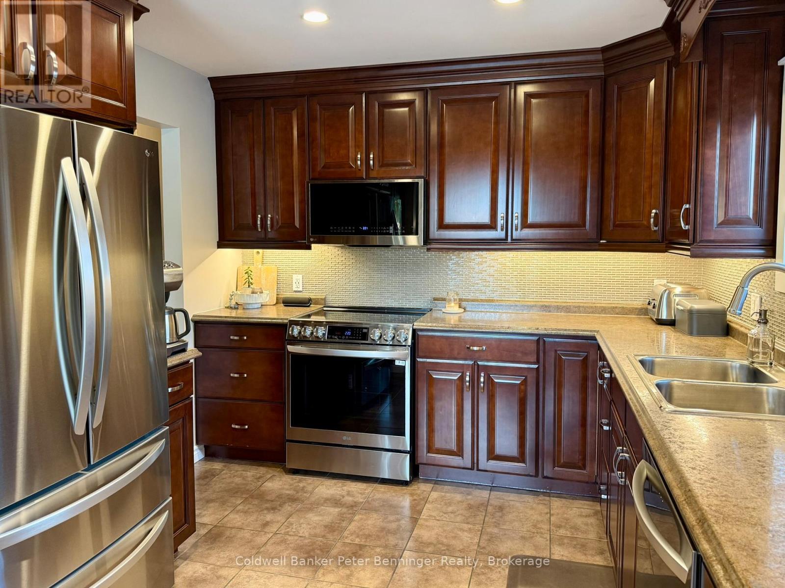 215 Thomas Street, Brockton, Ontario  N0G 2V0 - Photo 9 - X12340165
