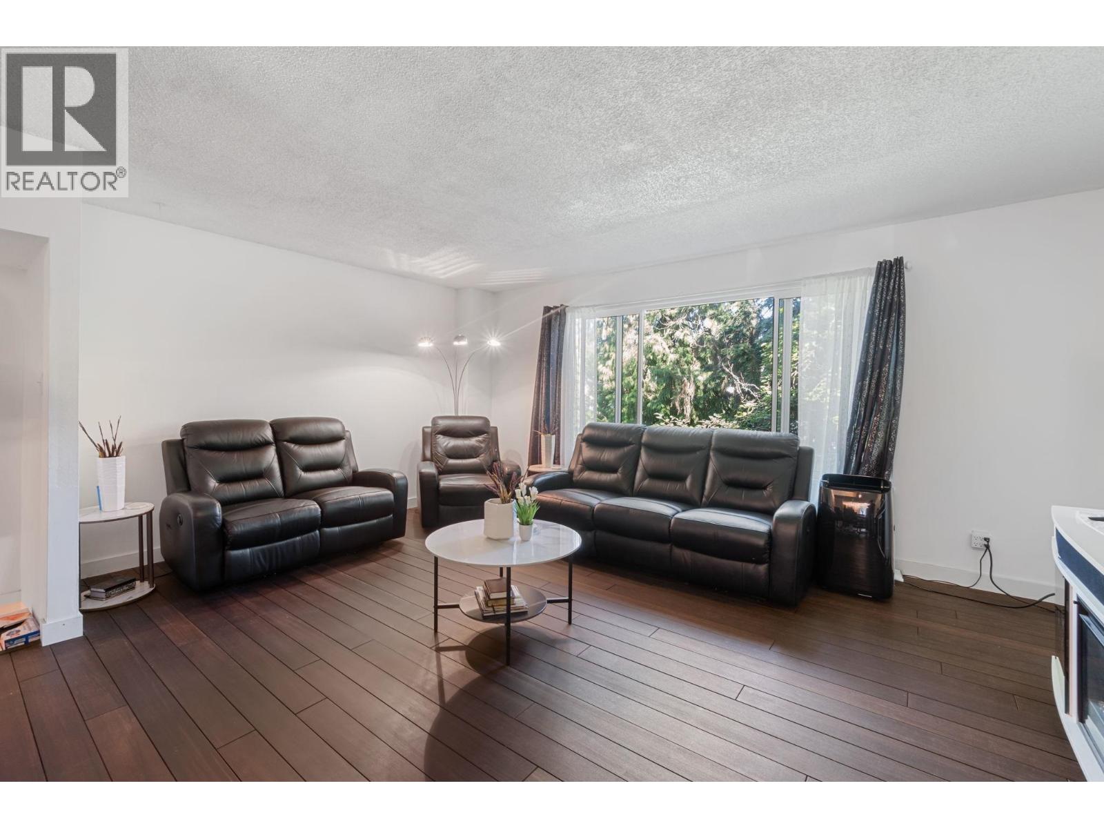 2082 Springer Avenue, Burnaby, British Columbia  V5B 3M5 - Photo 2 - R3036352