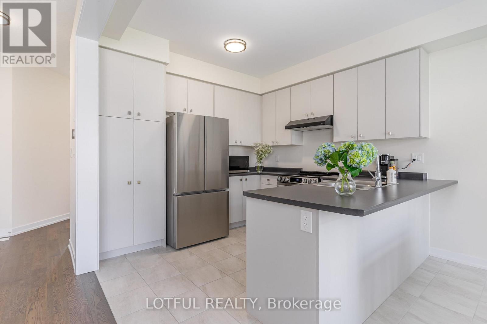 82 Lilac Circle, Haldimand, Ontario  N3W 0H6 - Photo 17 - X12340399