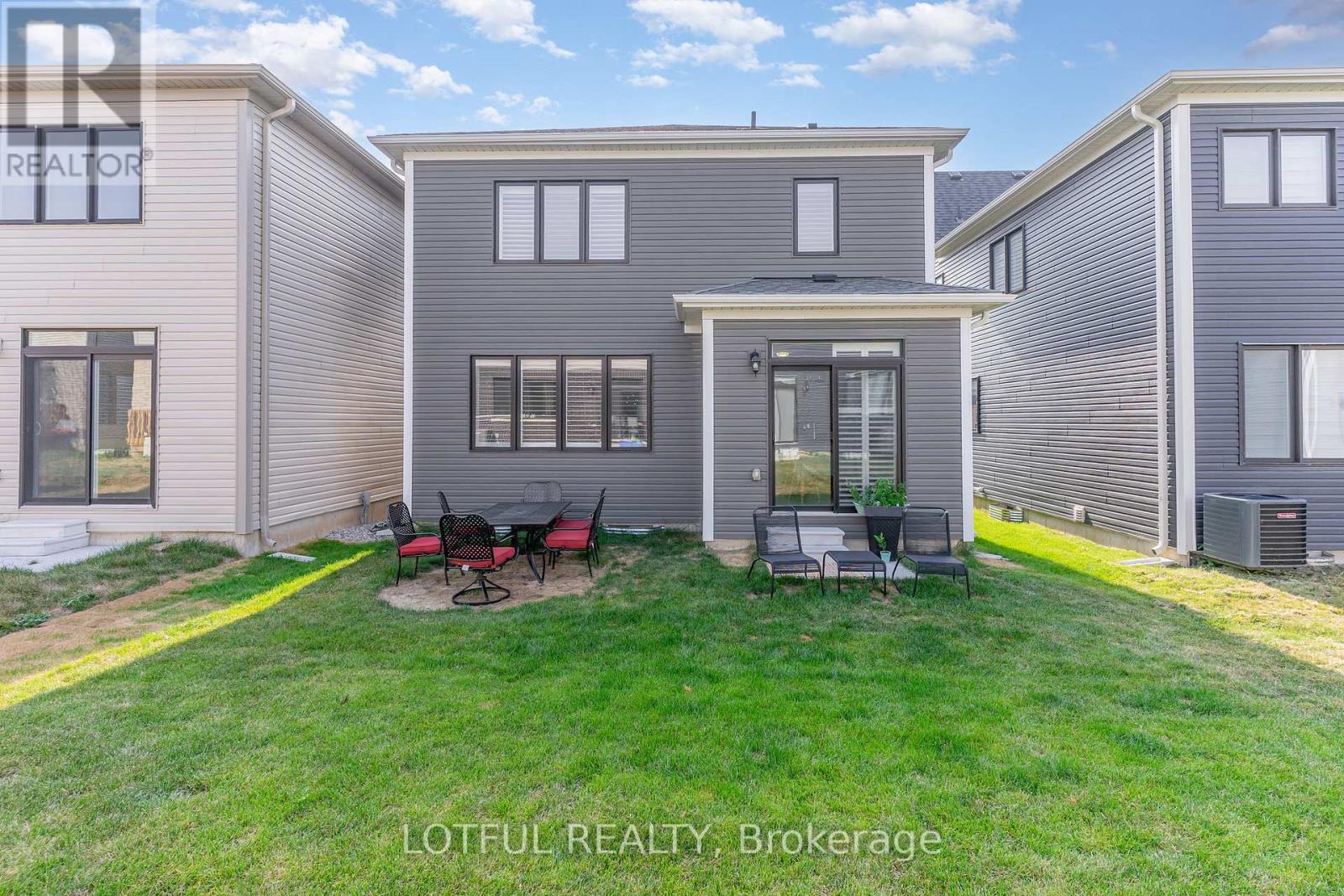 82 Lilac Circle, Haldimand, Ontario  N3W 0H6 - Photo 32 - X12340399