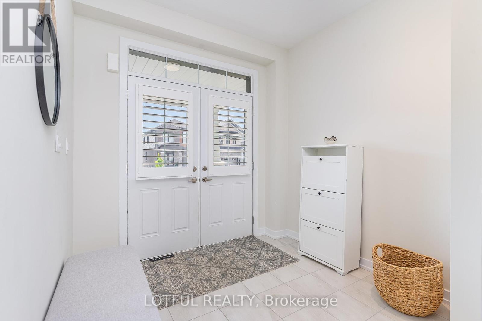82 Lilac Circle, Haldimand, Ontario  N3W 0H6 - Photo 4 - X12340399