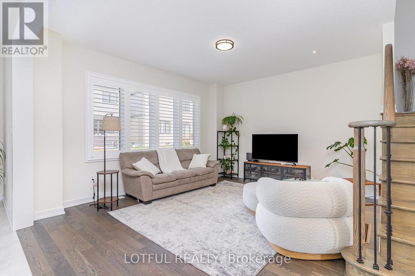 82 Lilac Circle, Haldimand, Ontario  N3W 0H6 - Photo 8 - X12340399