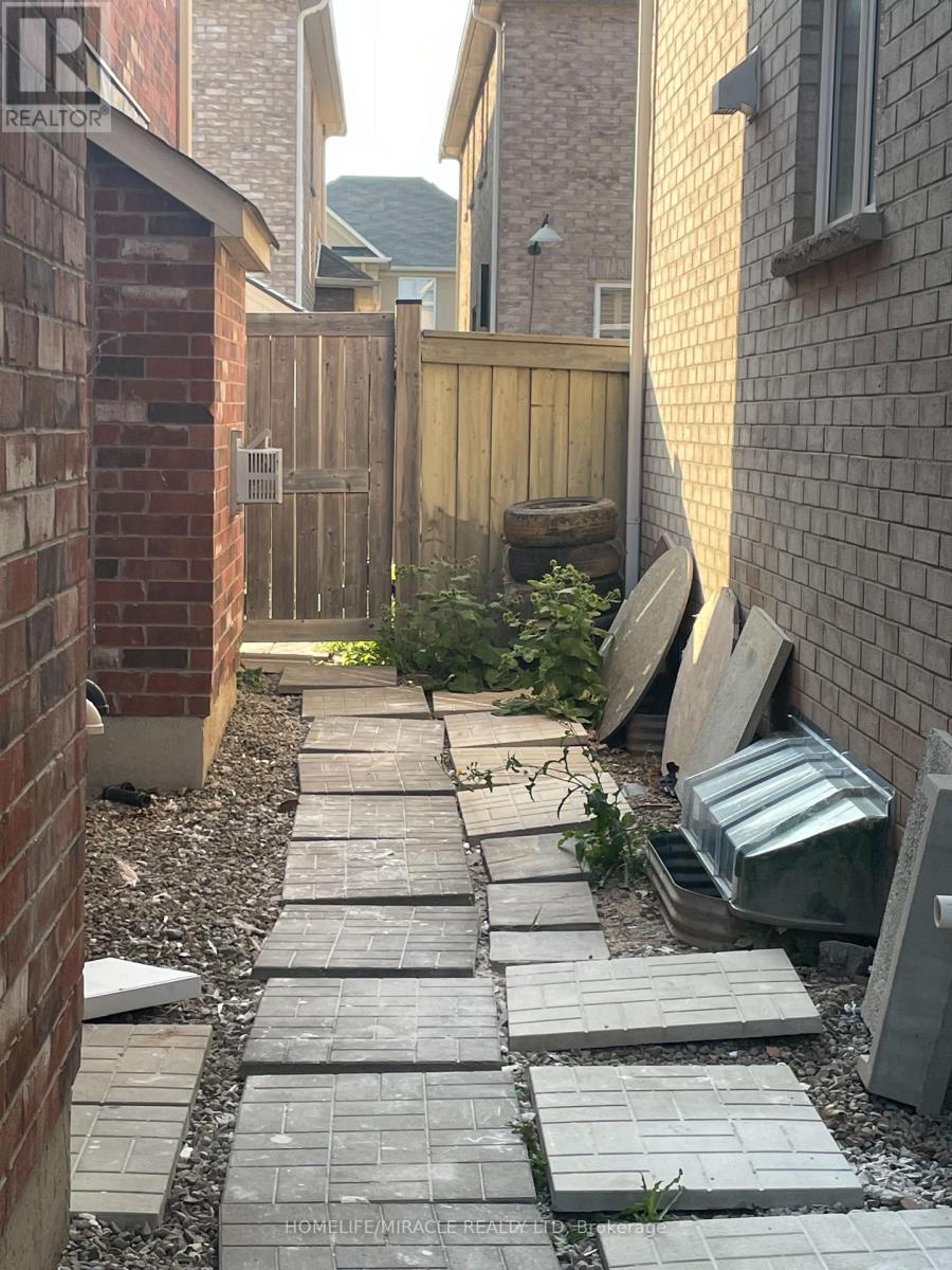 28 Aylesbury Drive, Brampton, Ontario  L7A 0V3 - Photo 2 - W12338002