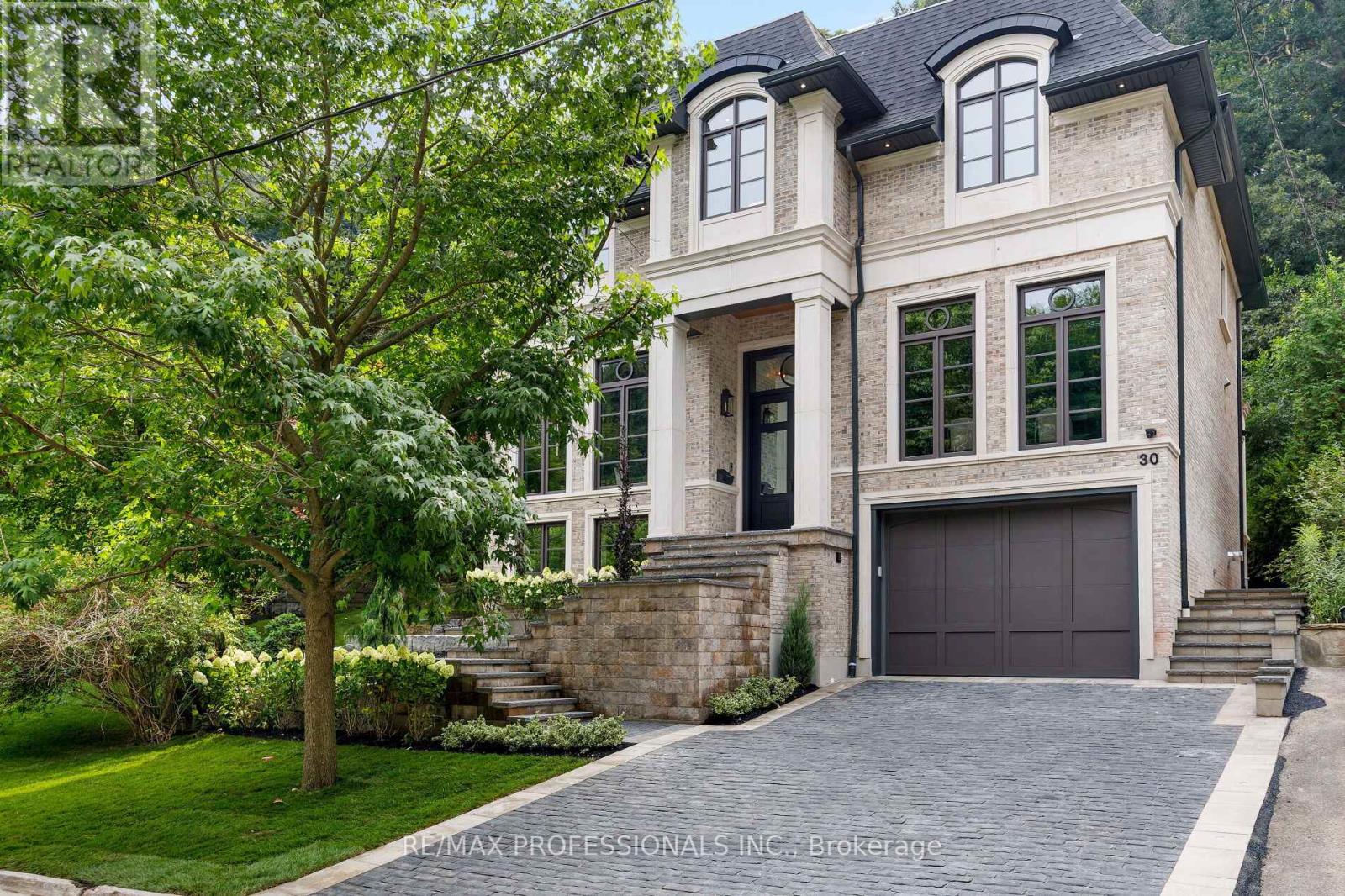 30 Dacre Crescent, Toronto, Ontario  M6S 2W1 - Photo 12 - W12340367