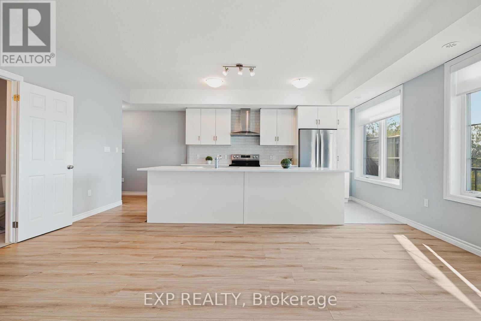 Property at 104 LOMOND LANE W image 3