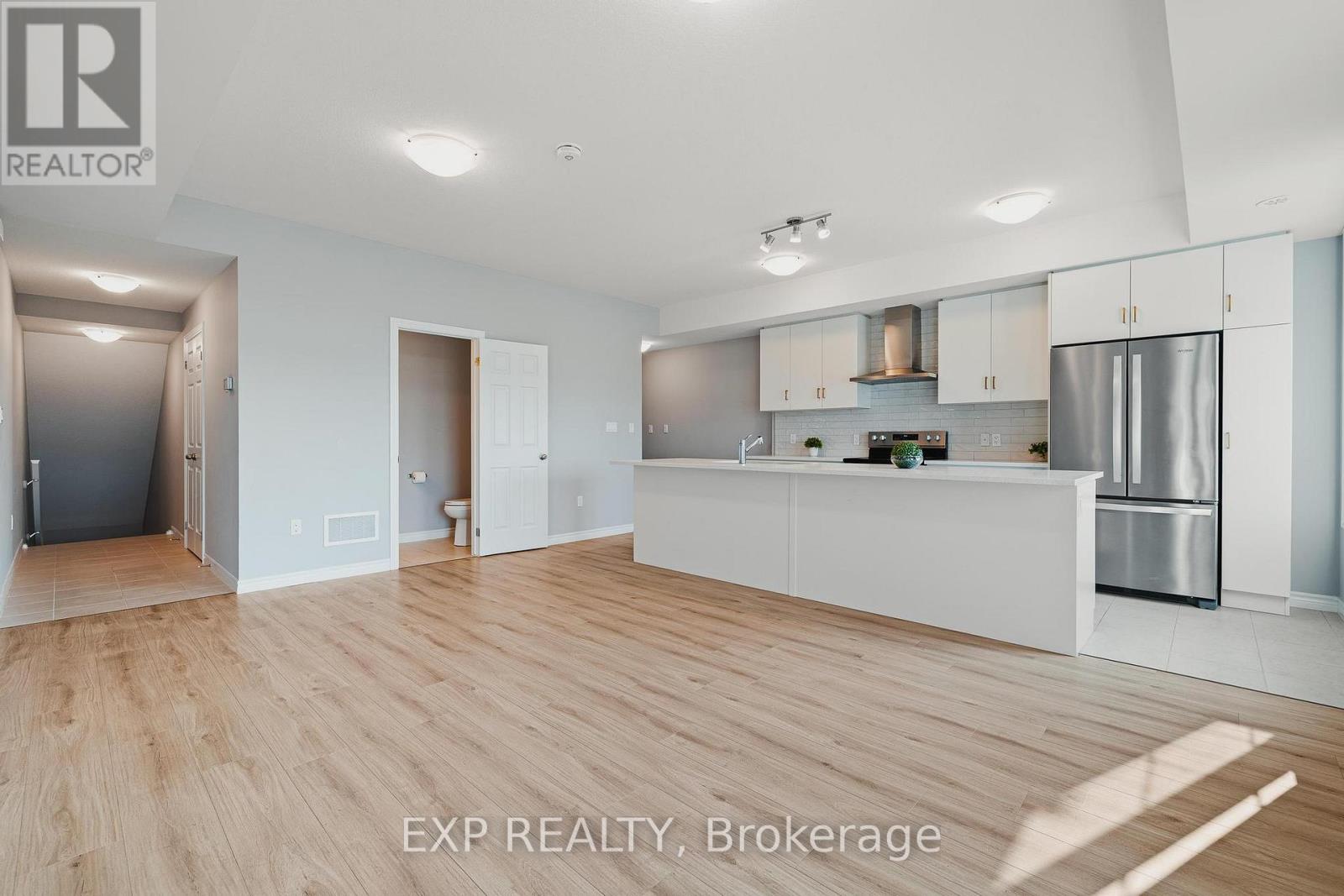 Property at 104 LOMOND LANE W image 4