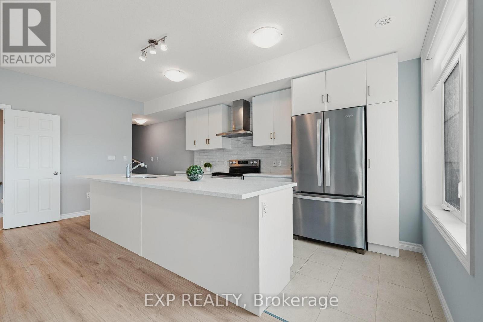 Property at 104 LOMOND LANE W image 5