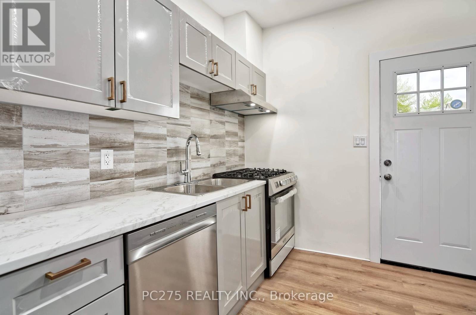 272 Vidal Street S, Sarnia, Ontario  N7T 2T7 - Photo 8 - X12340599