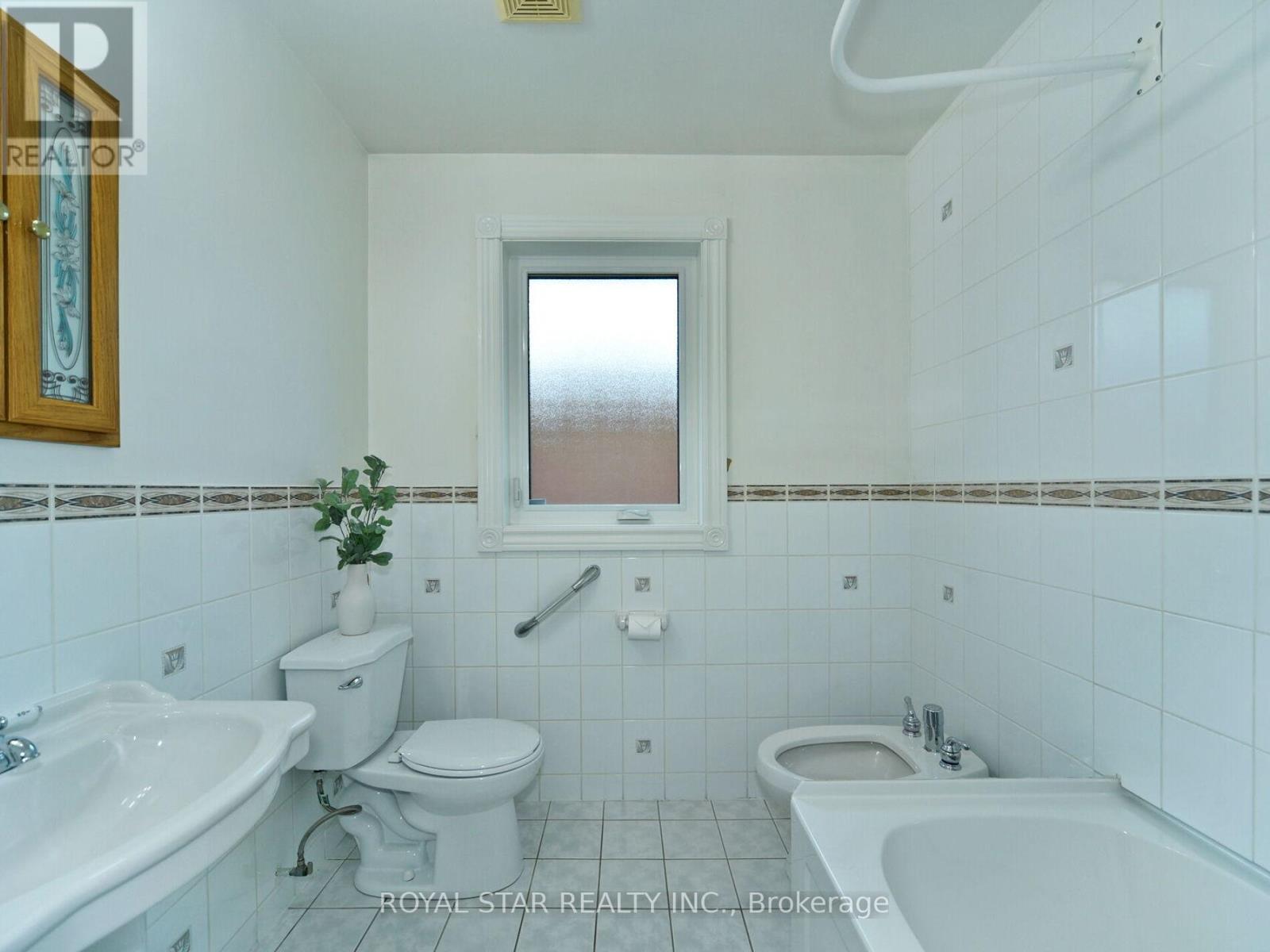 25 Diana Drive, Toronto, Ontario  M3M 2W2 - Photo 23 - W12340499