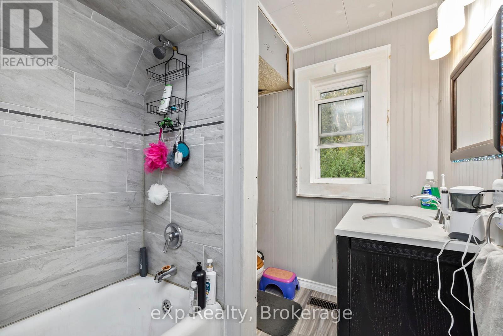 28 Emily Street, Parry Sound, Ontario  P2A 2P5 - Photo 18 - X12340593