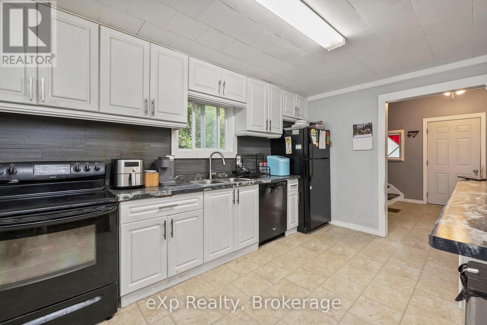 28 Emily Street, Parry Sound, Ontario  P2A 2P5 - Photo 9 - X12340593