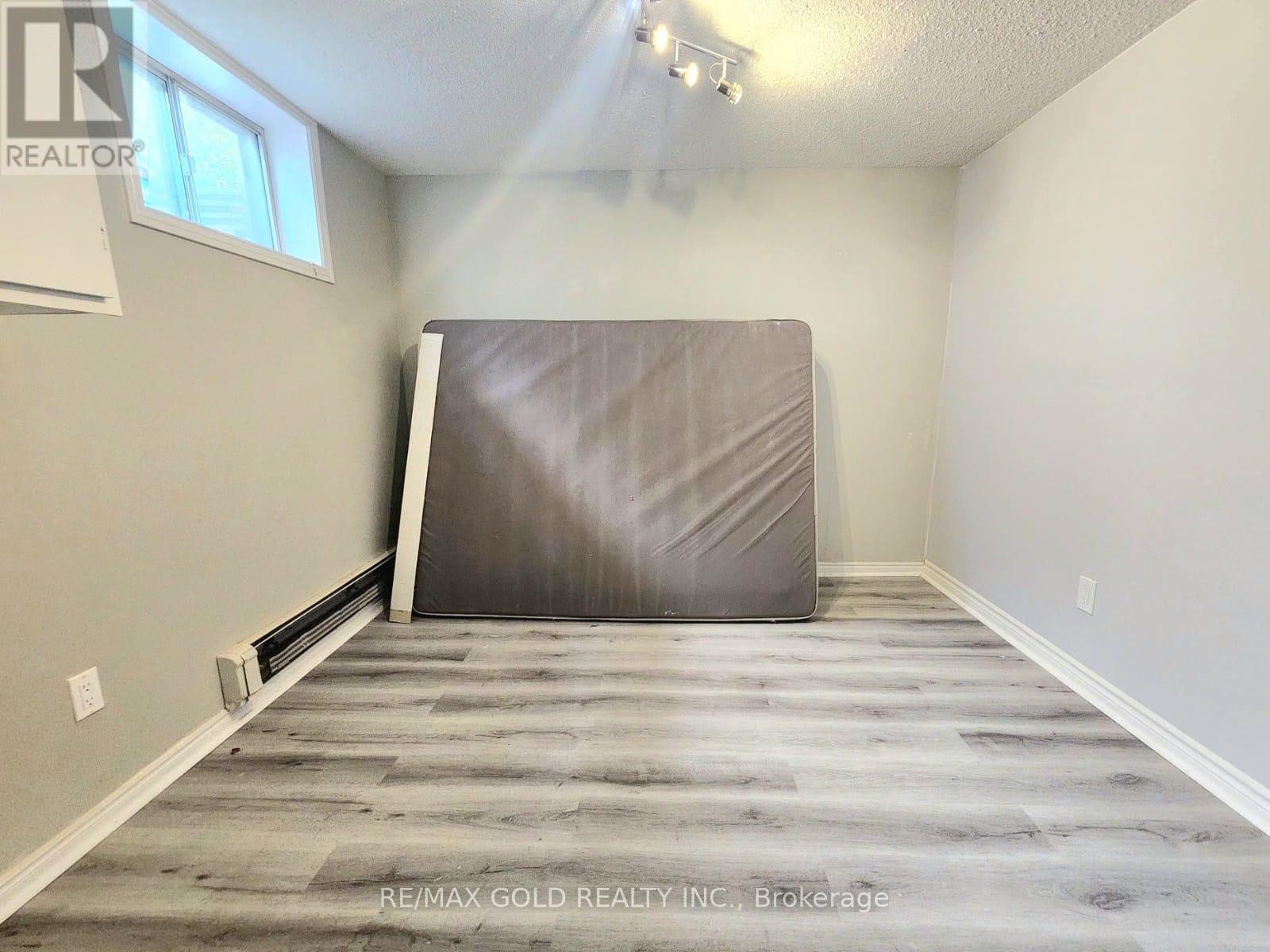 27 Heather Road, Hamilton, Ontario  L8K 3V9 - Photo 10 - X12340537