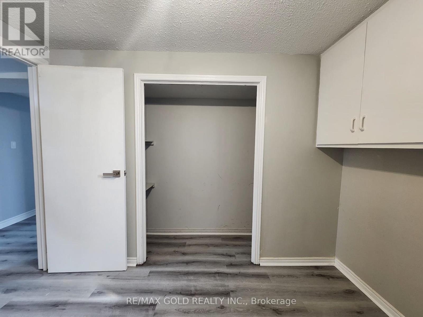 27 Heather Road, Hamilton, Ontario  L8K 3V9 - Photo 11 - X12340537