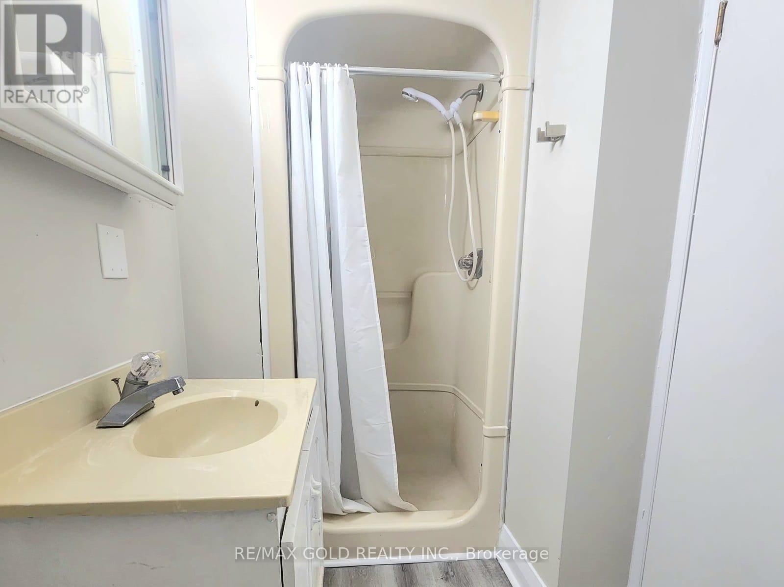 27 Heather Road, Hamilton, Ontario  L8K 3V9 - Photo 12 - X12340537
