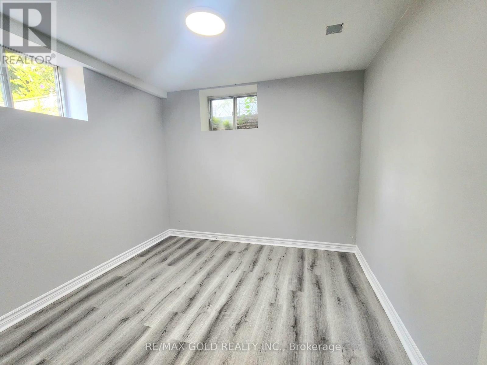 27 Heather Road, Hamilton, Ontario  L8K 3V9 - Photo 13 - X12340537