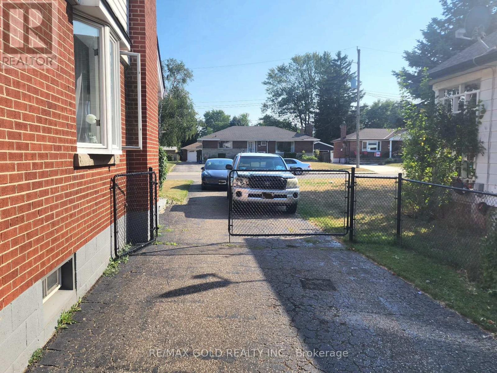 27 Heather Road, Hamilton, Ontario  L8K 3V9 - Photo 15 - X12340537