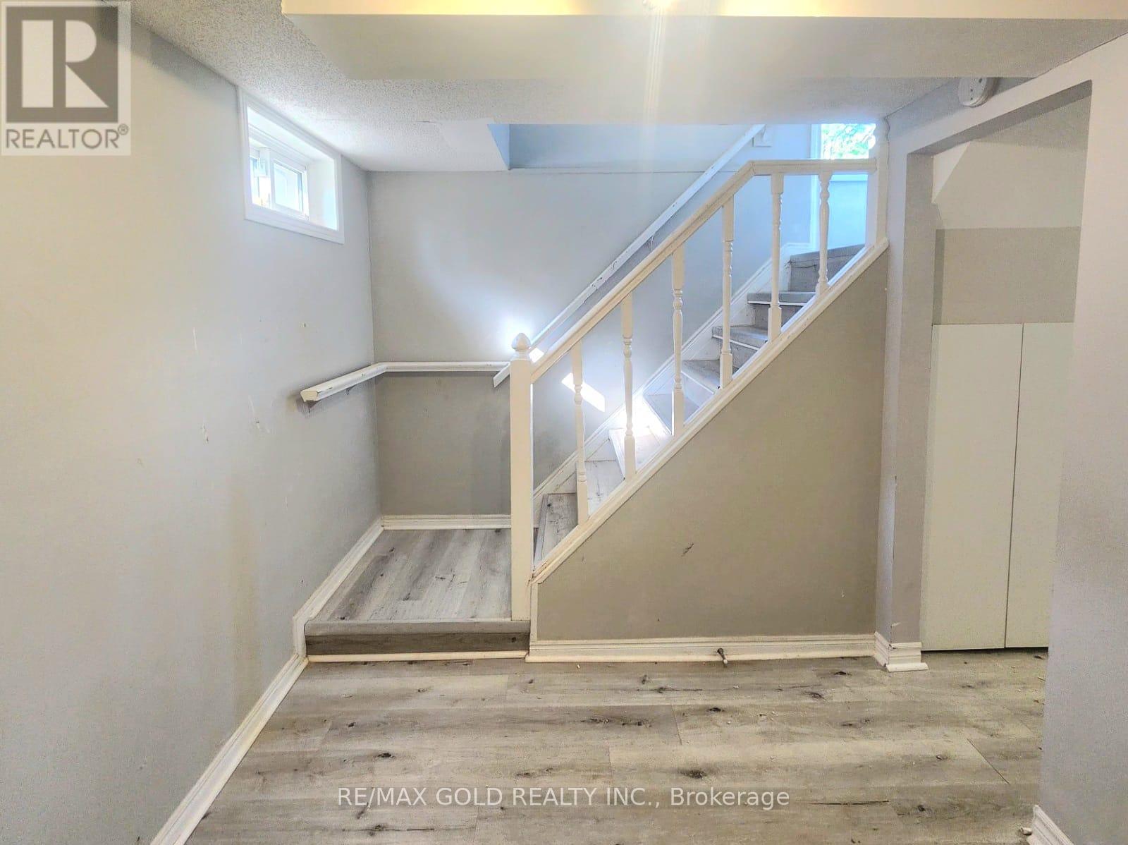 27 Heather Road, Hamilton, Ontario  L8K 3V9 - Photo 3 - X12340537