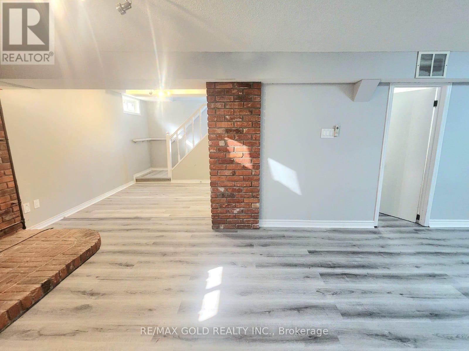 27 Heather Road, Hamilton, Ontario  L8K 3V9 - Photo 4 - X12340537