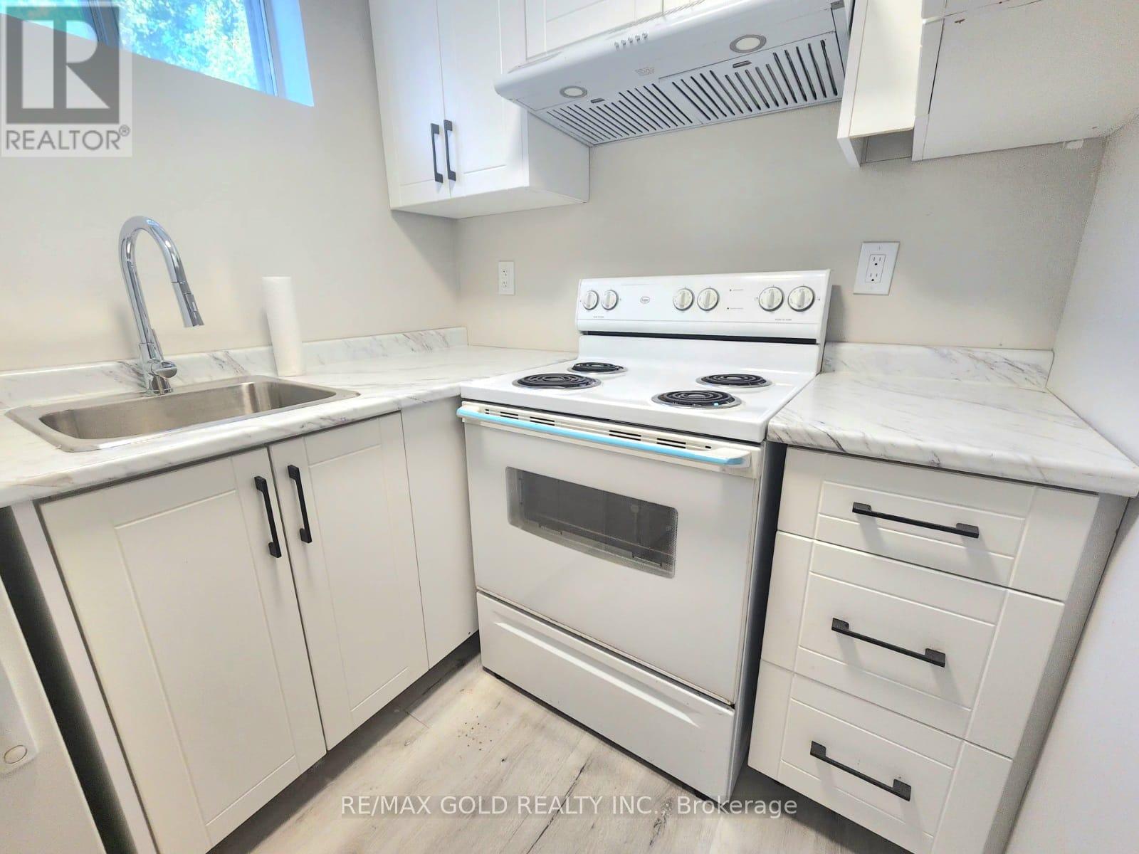 27 Heather Road, Hamilton, Ontario  L8K 3V9 - Photo 5 - X12340537