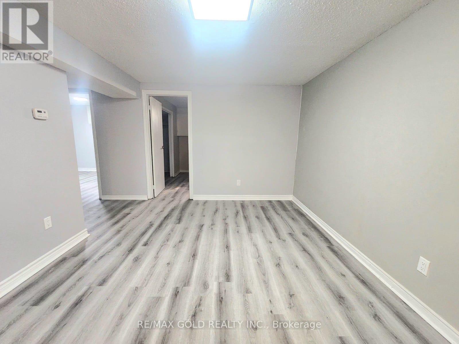 27 Heather Road, Hamilton, Ontario  L8K 3V9 - Photo 9 - X12340537