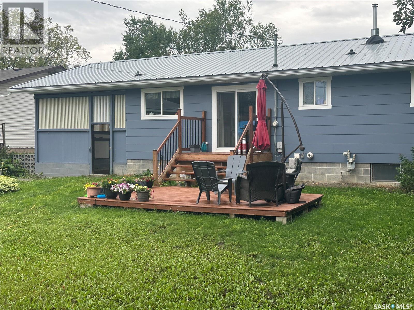 105 6th Avenue S, Big River, Saskatchewan  S0J 0E0 - Photo 2 - SK998599