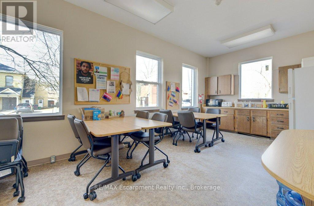 70 Chatham Street, Brantford, Ontario  N3T 2P1 - Photo 14 - X12295856